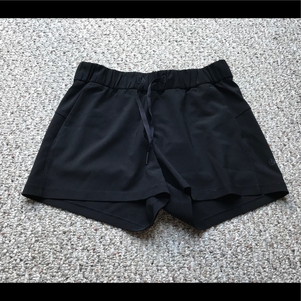 Lululemon on the fly shorts sz 6